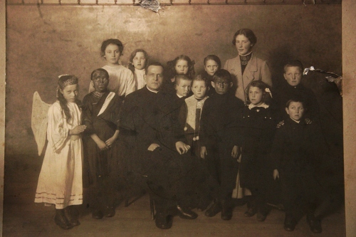 Das rätselhafte Foto - vorsichtig datiert auf ca. 1914. Meine Großmutter ist das "helle" Mädchen in der Mitte.