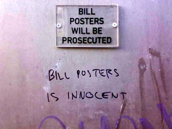 Bill Posters, der Schutzpatron der Plakatierer, entzieht sich seit Jahren dem Zugriff der Justiz. Seine Unterstützer behaupten "Bill Posters is innocent!"
